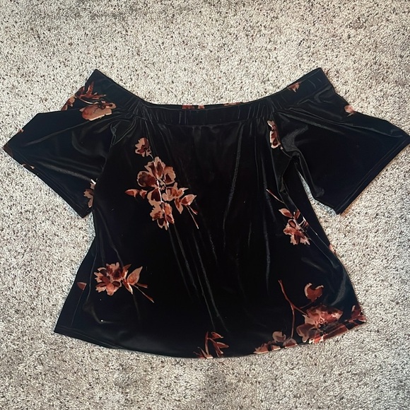 BKE Boutique Black Floral Velvet Off The Shoulder Woman’s Top Size Medium‎ - Picture 4 of 5